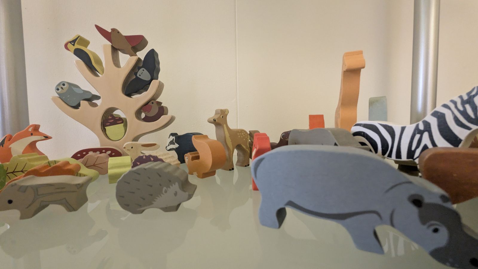 Holzfiguren auf Regal