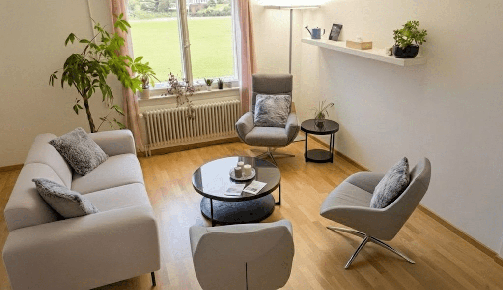 1080x600 Beratungsecke mit bequemem Sofa und Sessel